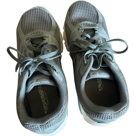 New Balance Light Gray Running Shoes - Picture 2 of 8